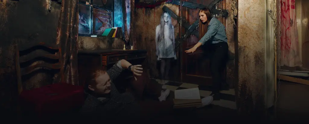 Mensen gaan de interactie aan met het spook in de spookkamer.