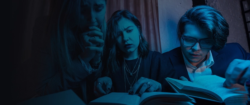 Mensen lezen aandachtig boeken bij kaarslicht.